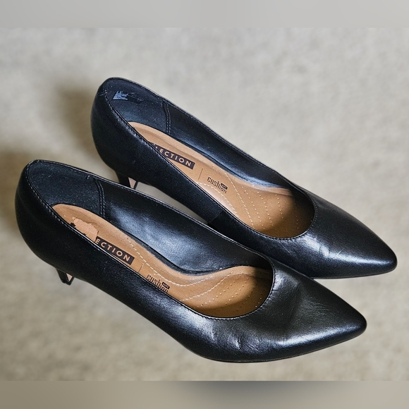 Clarks Crewso Wick Classic Leather Pointed Toe Pumps 2" Heel 7M - Picture 1 of 4
